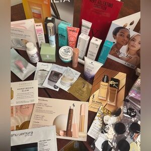 READ!!! 25 Assorted Beauty and Skincare Samples Set